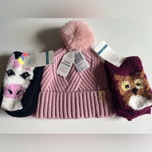 brand new warm hat with 2 very cu fuzzy socks